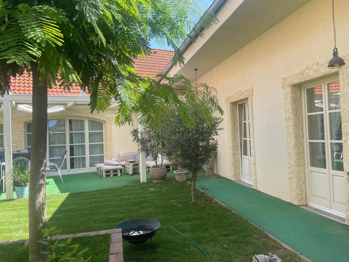 Monpe Apartmanik S Atmosferou Komárno المظهر الخارجي الصورة